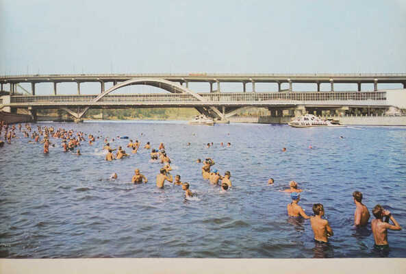 Москва. Фотоальбом. М.: Московский рабочий, 1963.